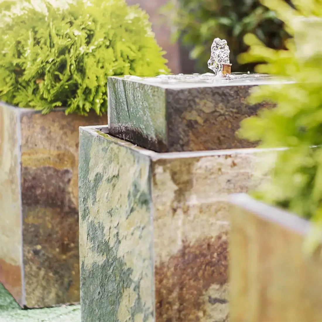 VIDA 40 Rusty – Springbrunnen edel eckig Naturschiefer Braun, Vogeltränke, stimmungsvolle LED, 38 x 38 x 48 cm, 36 kg - CLIMAQUA