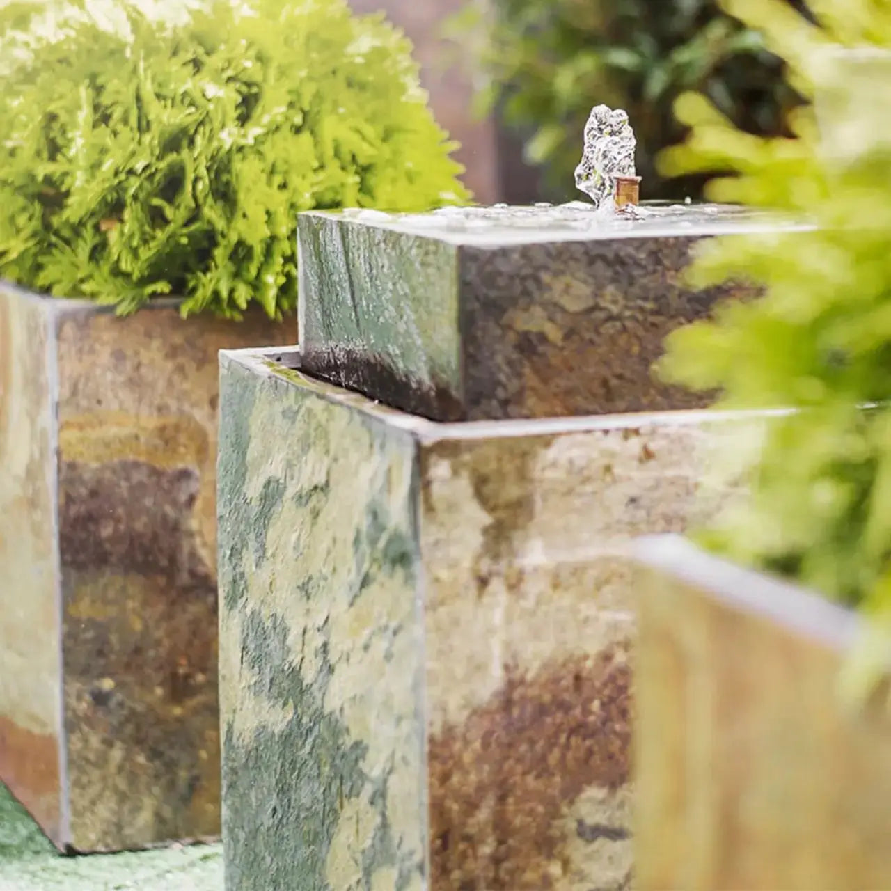 VIDA 40 Rusty – Springbrunnen edel eckig Naturschiefer Braun, Vogeltränke, stimmungsvolle LED, 38 x 38 x 48 cm, 36 kg - CLIMAQUA