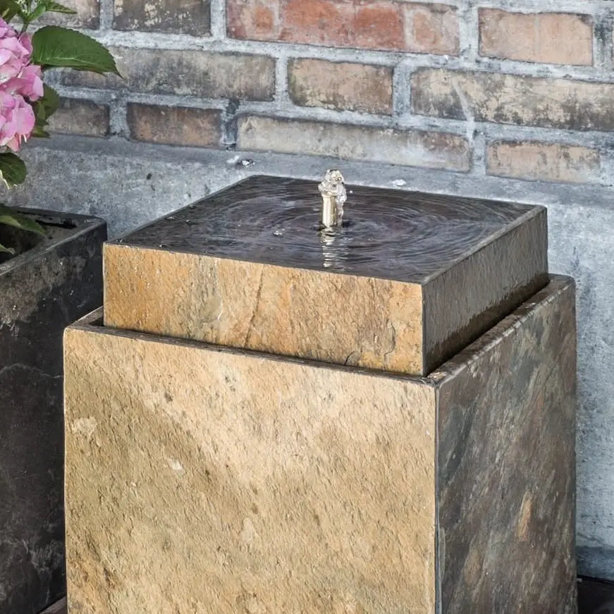 VIDA 40 Rusty – Springbrunnen edel eckig Naturschiefer Braun, Vogeltränke, stimmungsvolle LED, 38 x 38 x 48 cm, 36 kg - CLIMAQUA