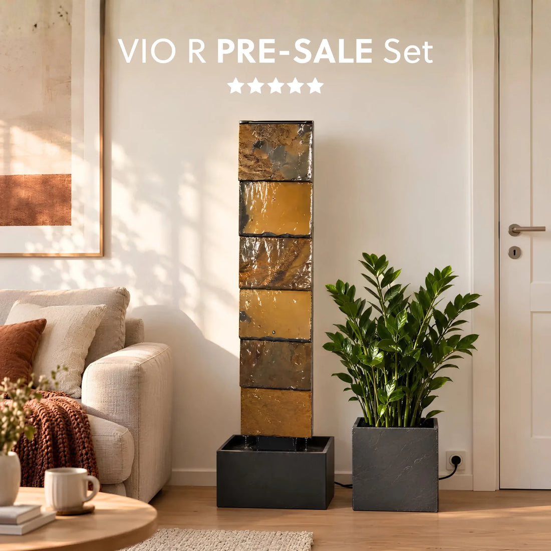 VIO L RUSTY PURE LIVING Set – Wasserwand aus Schiefer in einem Wohnzimmer neben einer Pflanzsäule, Titelbild des PRE-SALE Sets - CLIMAQUA (KI-Inhalte)