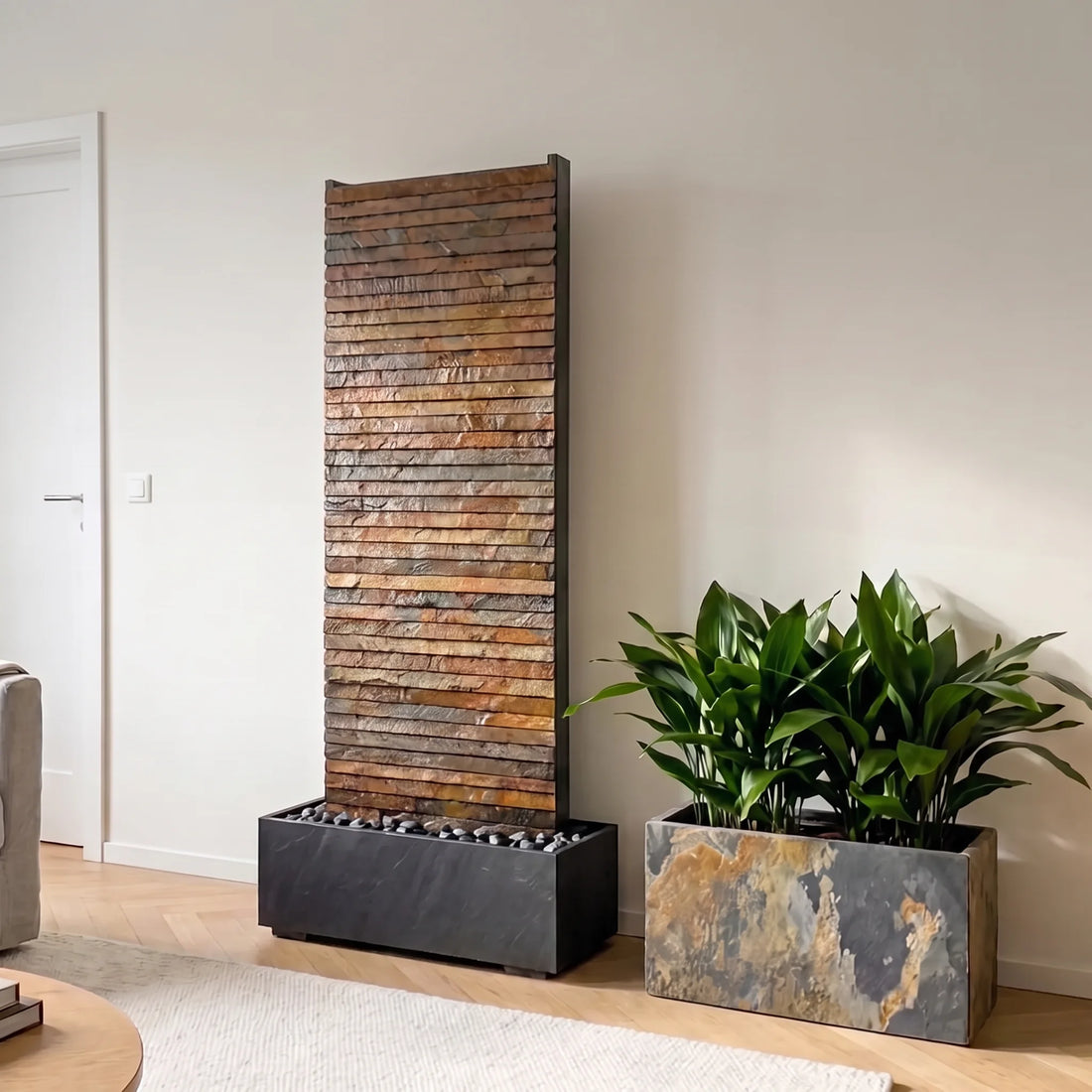 Waterwand AVA GRANDE van Rusty-leisteen in de lichte woonkamer met plantentrog (AI-inhoud)
