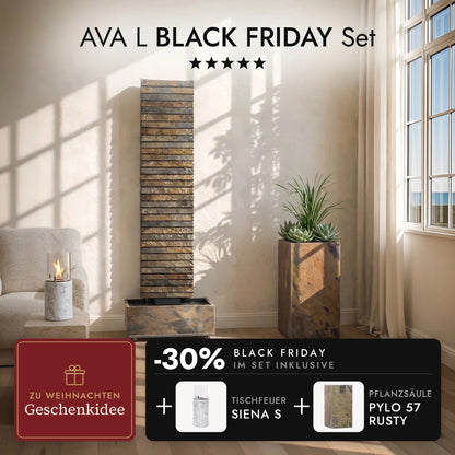 Wasserwand AVA L im Wohnzimmer mit Pflanzsäule PYLO 57 Rusty und brennendem Tischfeuer SIENA S auf dem Beistelltisch, AVA L BLACK FRIDAY Set (KI-Inhalte)