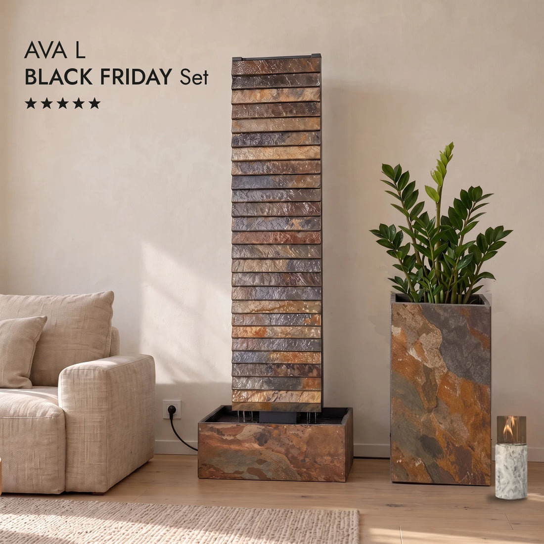 Waterwand AVA L BLACK FRIDAY Set in de woonkamer met plantenzuil PYLO 57 Rusty en tafelvuur SIENA S (AI-content)