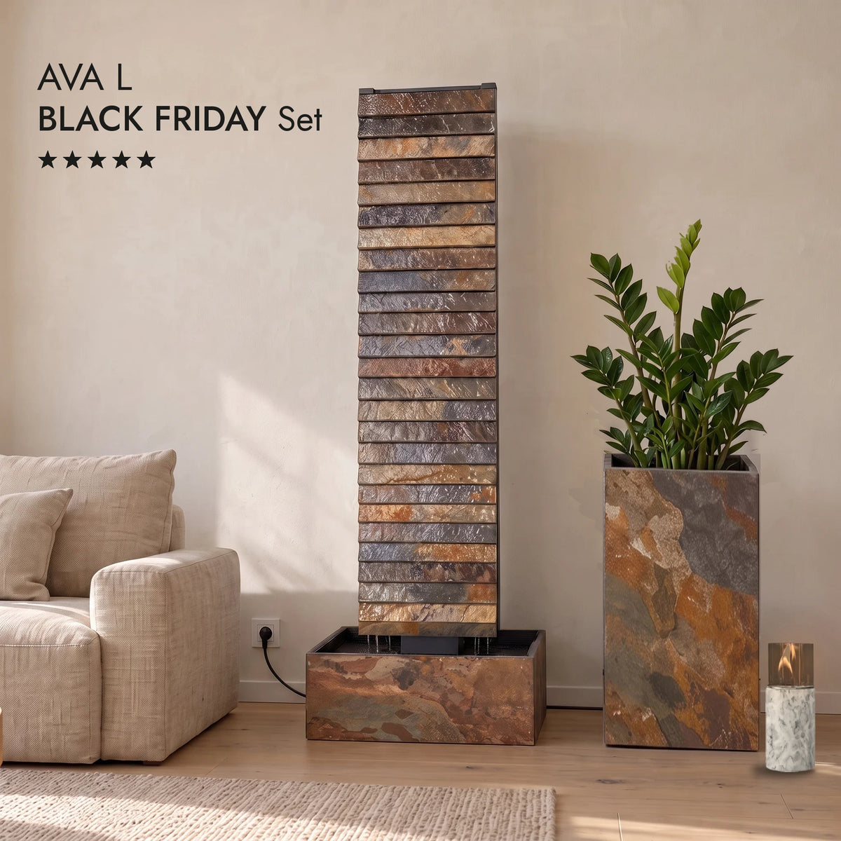 Wasserwand AVA L BLACK FRIDAY Set im Wohnzimmer mit Pflanzsäule PYLO 57 Rusty und Tischfeuer SIENA S (KI-Inhalte)