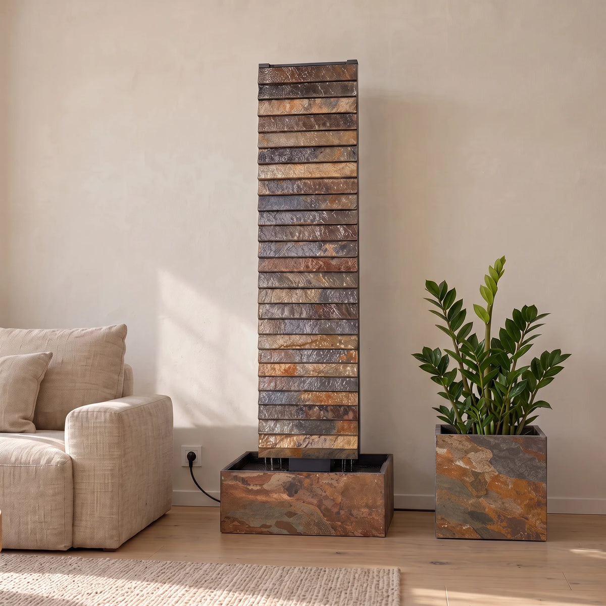 Wasserwand AVA L in hellem Wohnzimmer mit Zamioculcas im Rusty-Pflanzgefäss (KI-Inhalte)