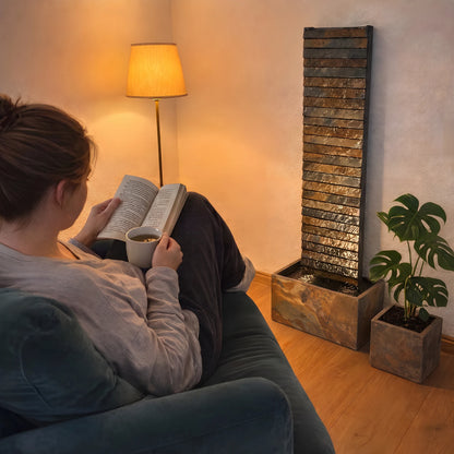 Lesen in der Leseecke neben der Wasserwand AVA L (KI-Inhalte)