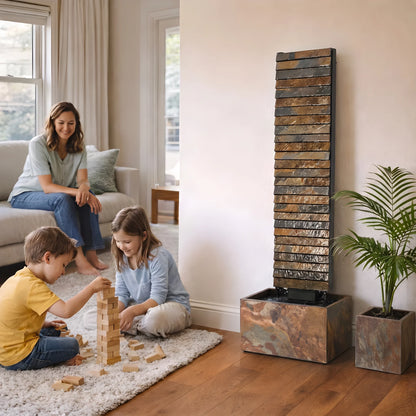 Kinder beim Spielen neben der Wasserwand AVA L (KI-Inhalte)