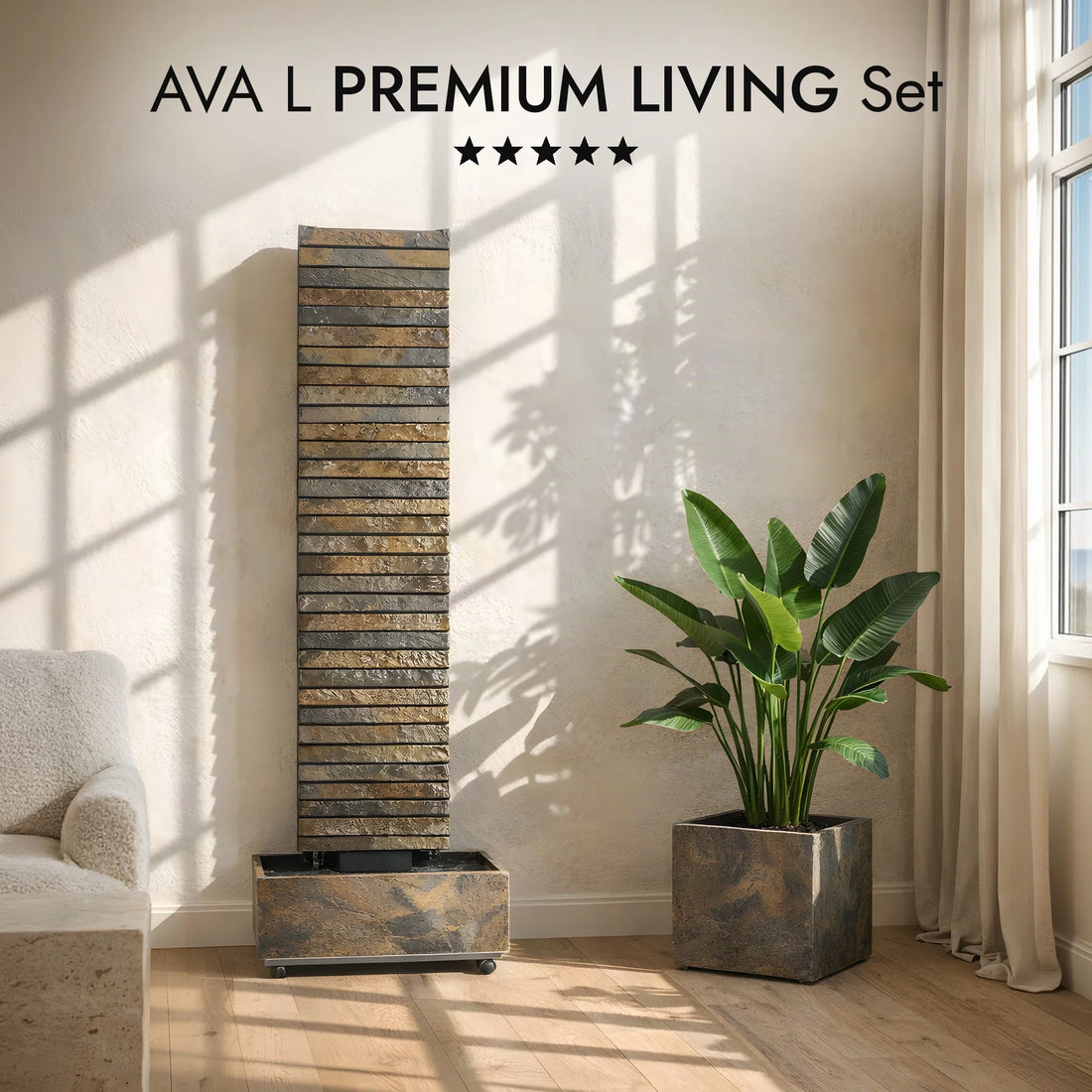 Wasserwand AVA L PREMIUM LIVING Set in hellem Wohnzimmer mit Pflanzgefäss und Strelitzia (KI-Inhalte)