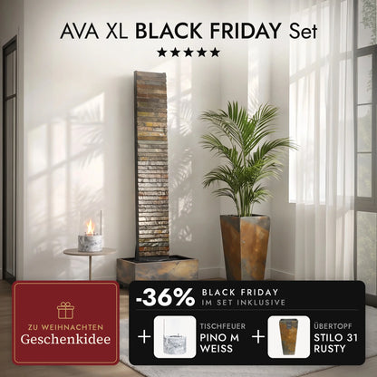 Mur d’eau AVA XL dans le salon avec le cache-pot STILO 31 Rusty et un feu de table PINO M Blanc allumé sur la table d’appoint, set AVA XL BLACK FRIDAY (contenus IA)