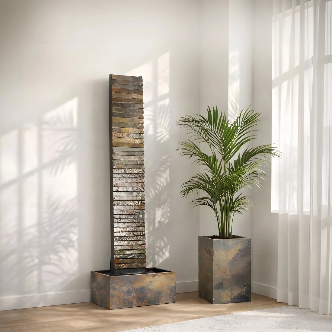Wasserwand AVA XL aus Rusty-Schiefer im hellen Wohnzimmer mit Pflanzsäule (KI-Inhalte)