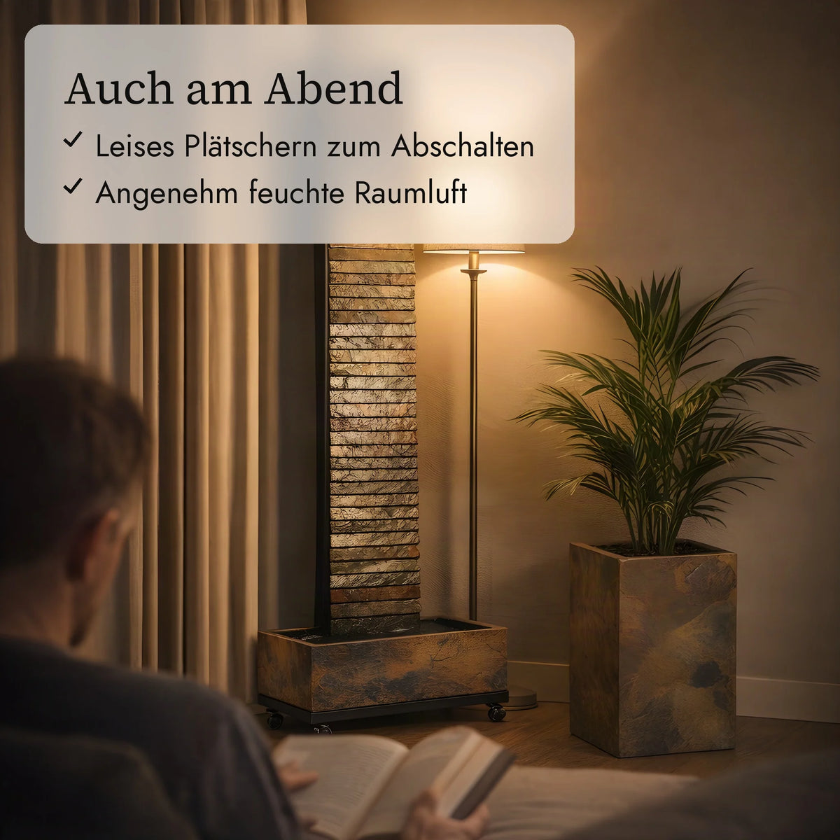 Wasserwand AVA XL am Abend, beleuchtet von einer Stehlampe (KI-Inhalte)