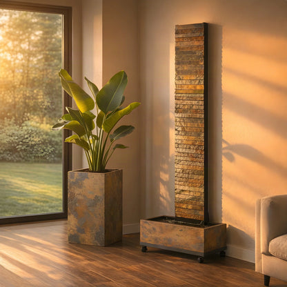Wasserwand AVA XL am Gartenfenster zur goldenen Stunde (KI-Inhalte)