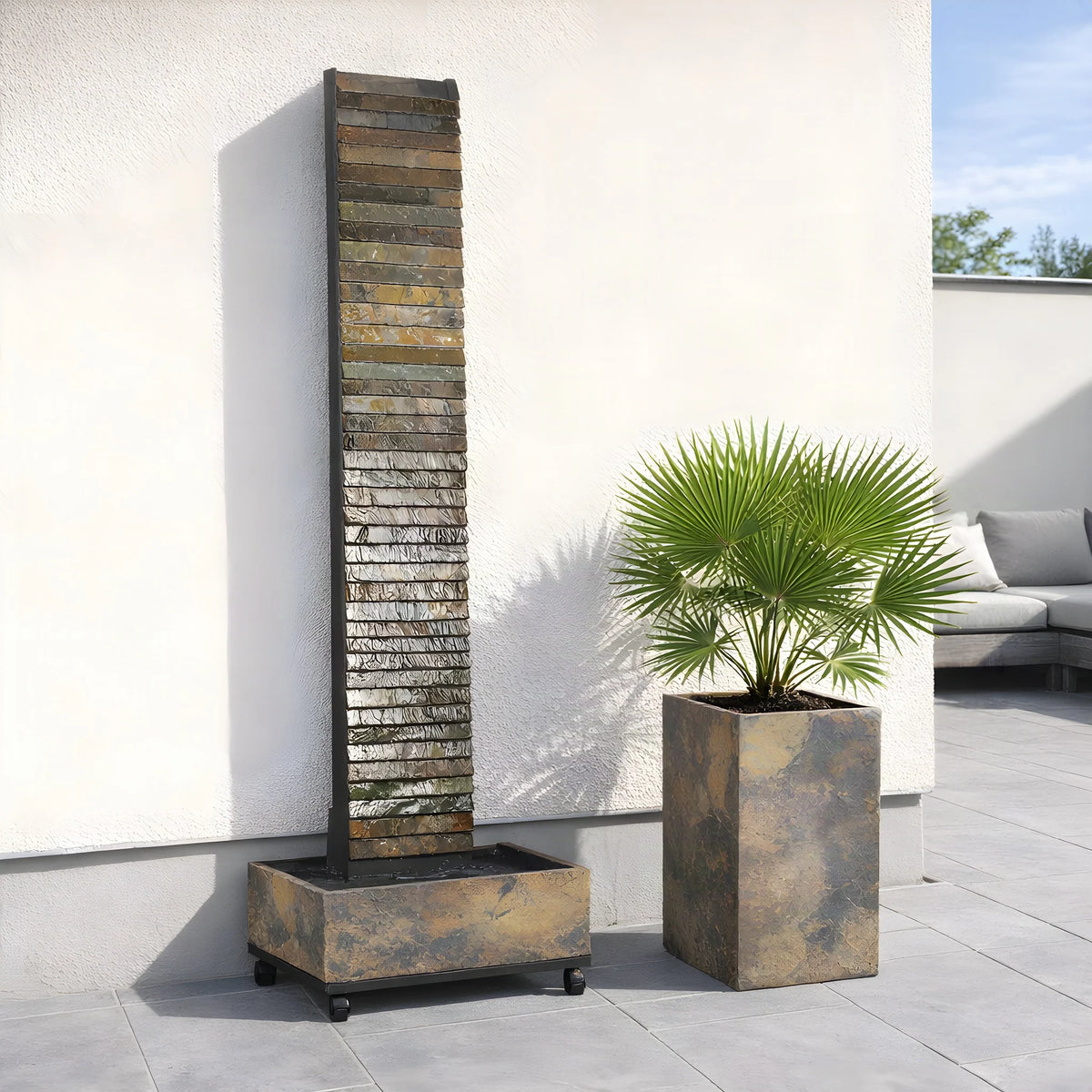 Wasserwand AVA XL auf der Terrasse an der Hauswand (KI-Inhalte)