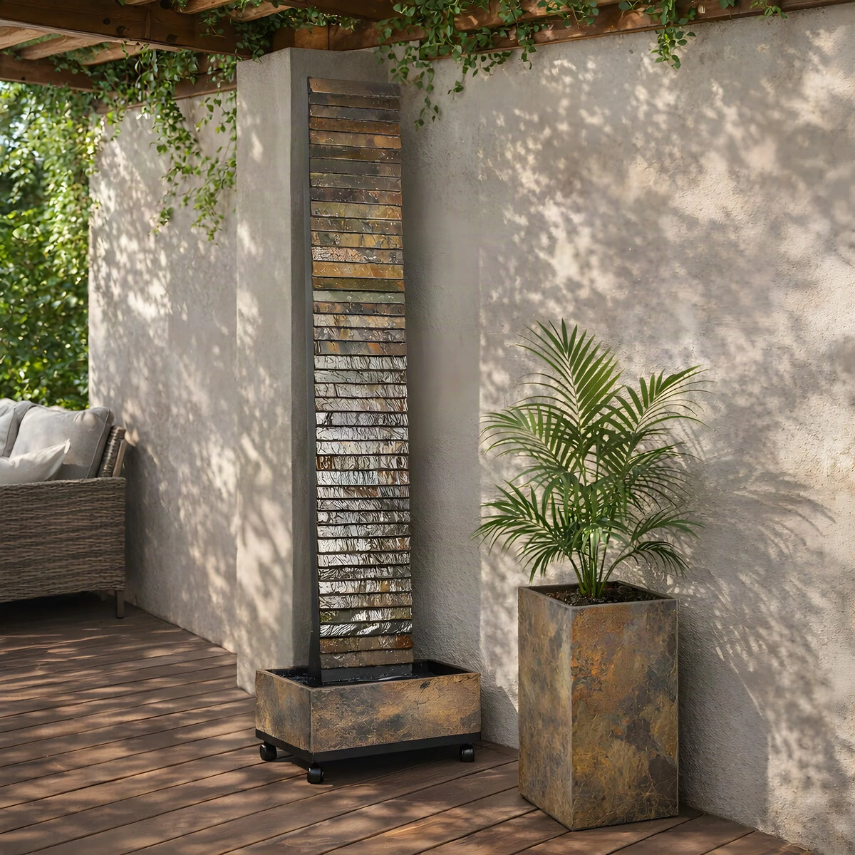 Wasserwand AVA XL in der Ecke unter einer Pergola (KI-Inhalte)