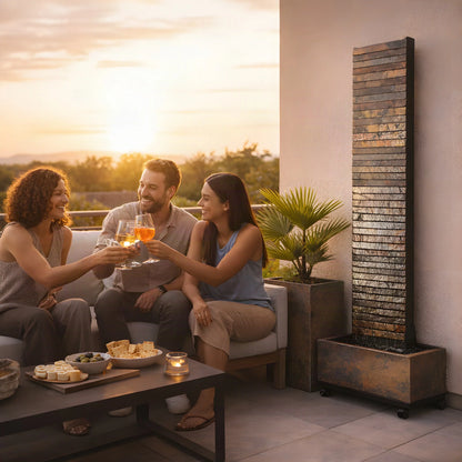 Apéro bei Sonnenuntergang neben der Wasserwand AVA XL (KI-Inhalte)