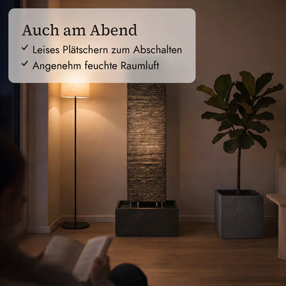 Wasserwand LIV L am Abend, beleuchtet von einer Stehlampe (KI-Inhalte)