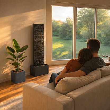 Paar auf dem Sofa zur goldenen Stunde neben der Wasserwand LIV L (KI-Inhalte)