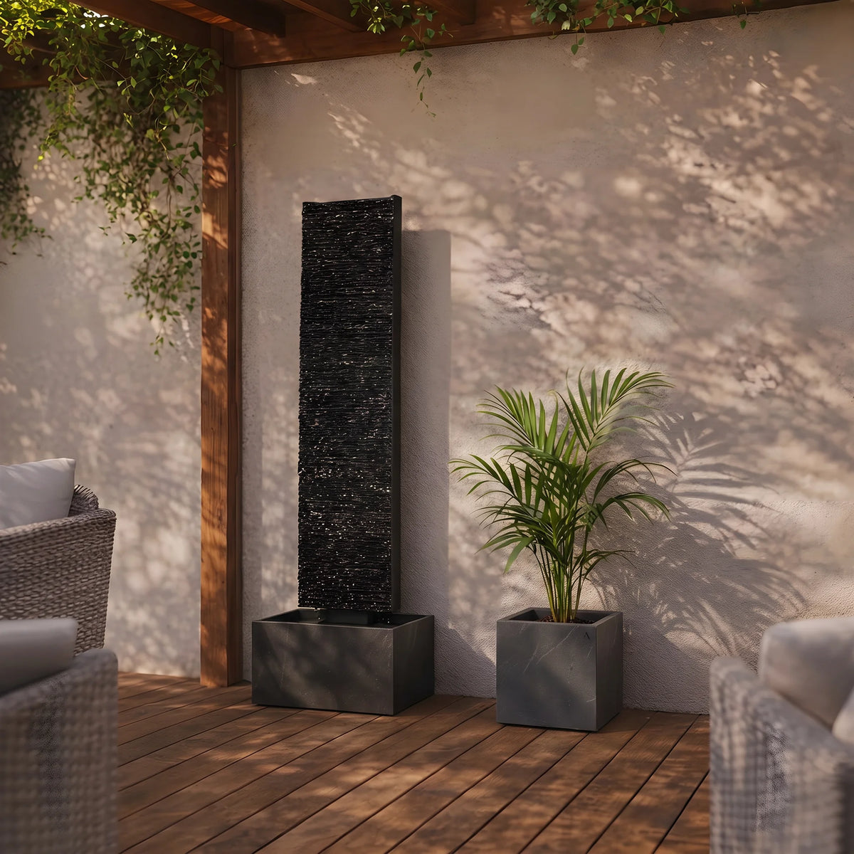Wasserwand LIV L in der Ecke unter einer Pergola (KI-Inhalte)