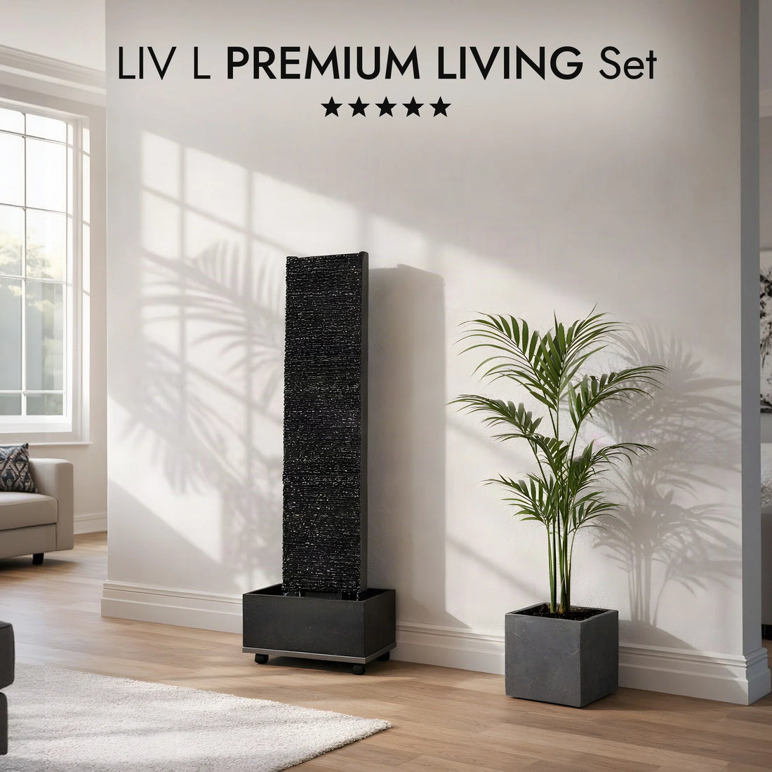 Wasserwand LIV L PREMIUM LIVING Set im hellen Wohnzimmer mit Pflanzgefäss und Palme