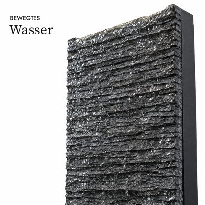 Bewegtes Wasser auf den Schieferlagen der Wasserwand LIV XL (KI-Inhalte)