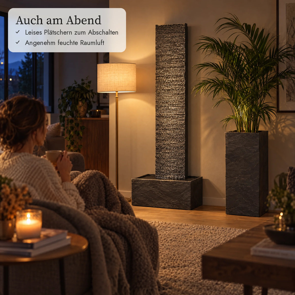 Wasserwand LIV XL am Abend, beleuchtet von einer Stehlampe (KI-Inhalte)