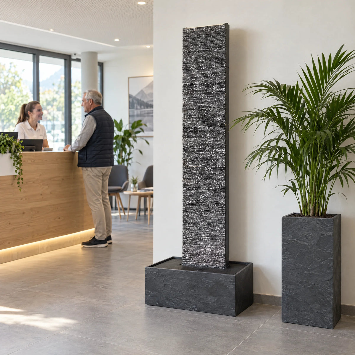 Wasserwand LIV XL im Empfang einer Physiopraxis (KI-Inhalte)