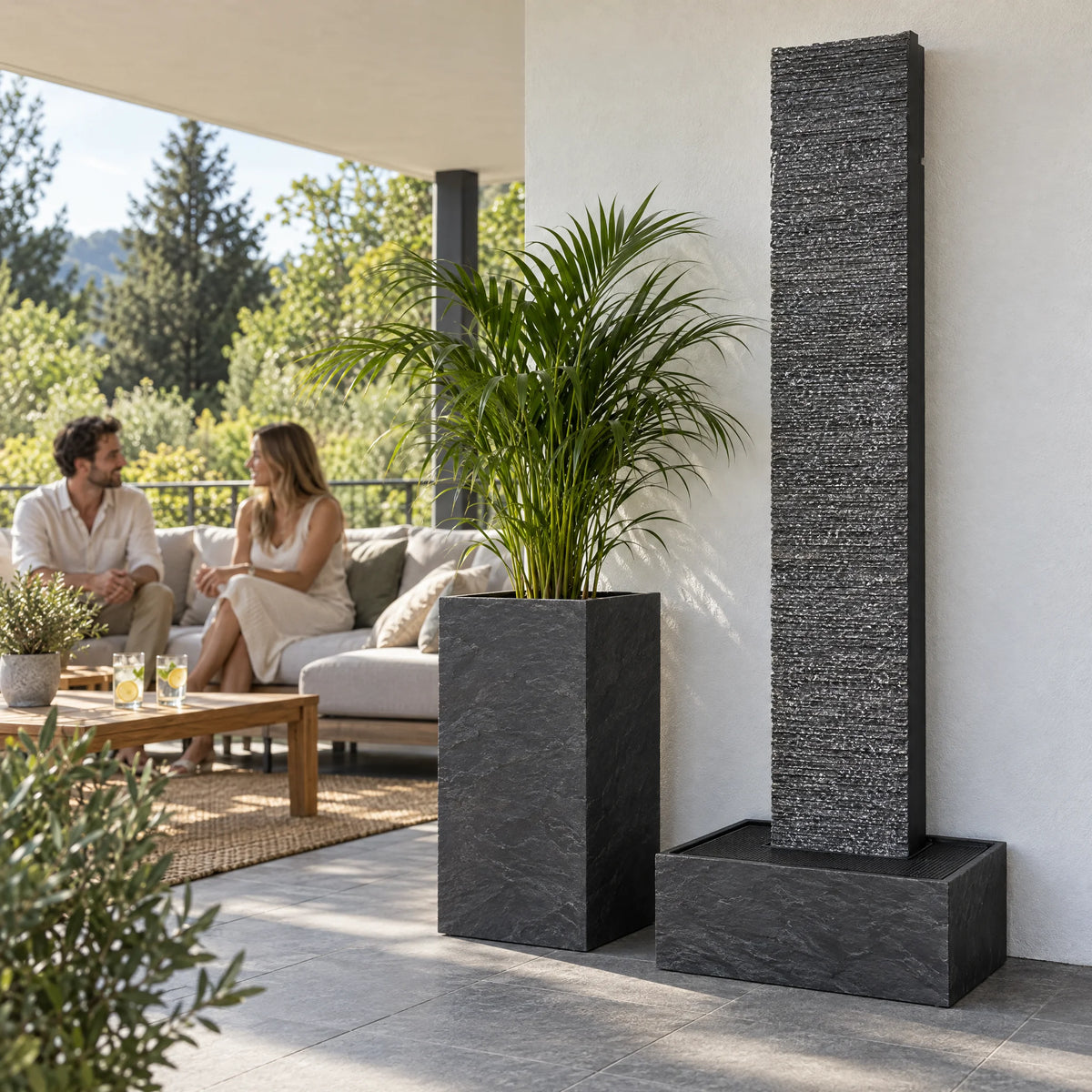 Wasserwand LIV XL auf der gedeckten Loggia (KI-Inhalte)