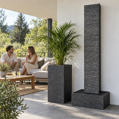 Wasserwand LIV XL auf der gedeckten Loggia (KI-Inhalte)