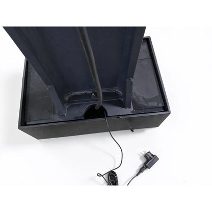 Tank der Wasserwand LIV XL mit Pumpenkabel im Detail
