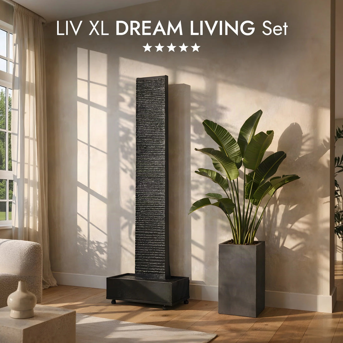 Wasserwand LIV XL DREAM LIVING Set in hellem Wohnzimmer mit Pflanzsäule und Strelitzia (KI-Inhalte)
