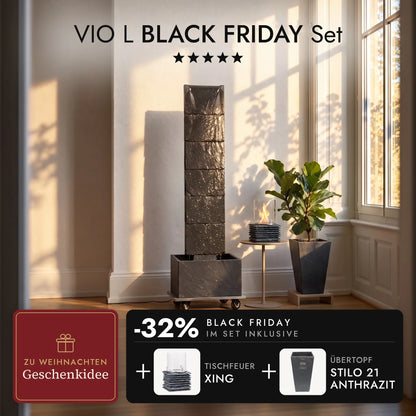 Wasserwand VIO L im Wohnzimmer mit Übertopf STILO 21 Anthrazit und brennendem Tischfeuer XING auf dem Beistelltisch, VIO L BLACK FRIDAY Set (KI-Inhalte)