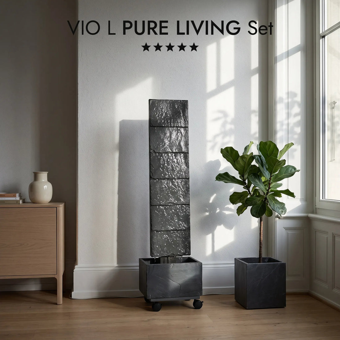Wasserwand VIO L PURE LIVING Set aus anthrazitfarbenem Naturschiefer im Wohnzimmer mit Sideboard und Geigenfeige (KI-Inhalte)