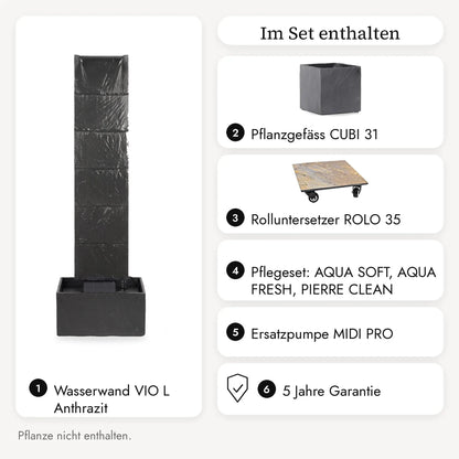 Im VIO L PURE LIVING Set enthalten: Wasserwand VIO L Anthrazit, Pflanzgefäss CUBI 31, Rolluntersetzer ROLO 35, Pflegeset, Ersatzpumpe MIDI PRO und 5 Jahre Garantie