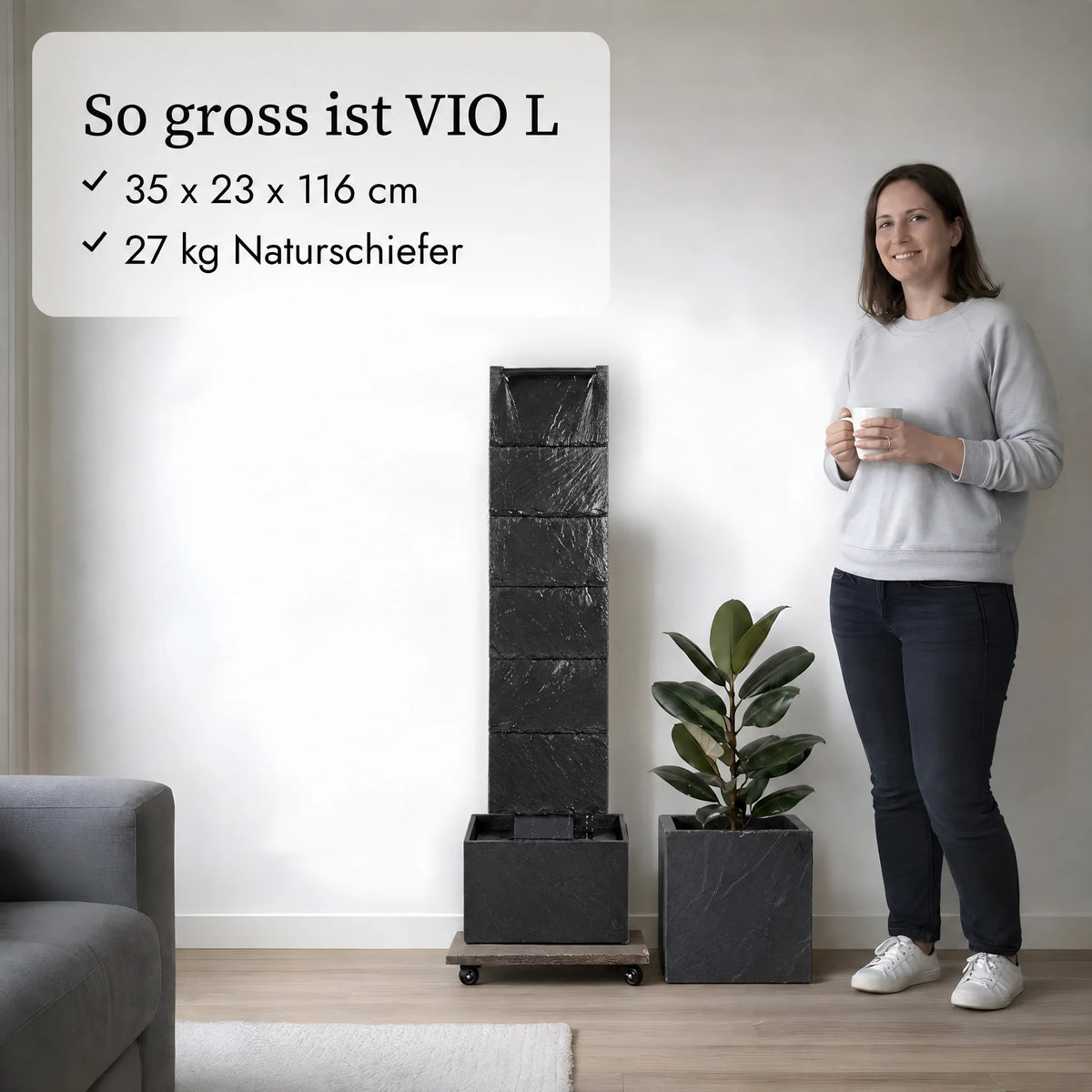 So gross ist die Wasserwand VIO L im Vergleich zu einer Person, daneben das Pflanzgefäss CUBI 31 (KI-Inhalte)