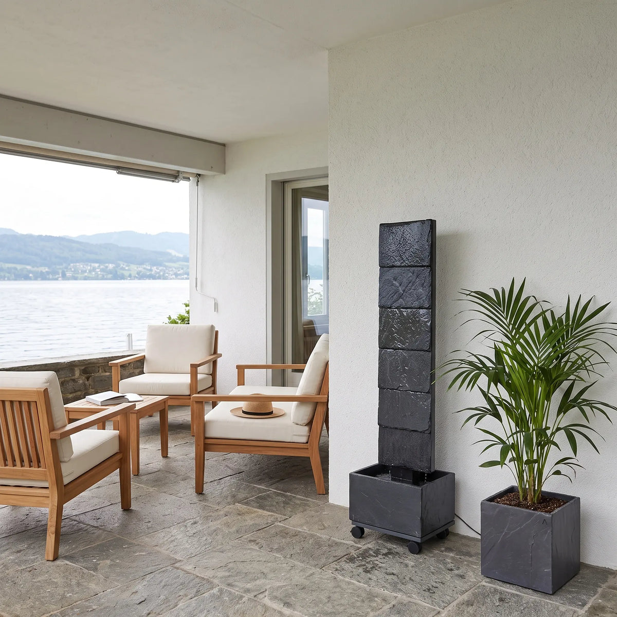VIO L auf der überdachten Seeterrasse (KI-Inhalte)