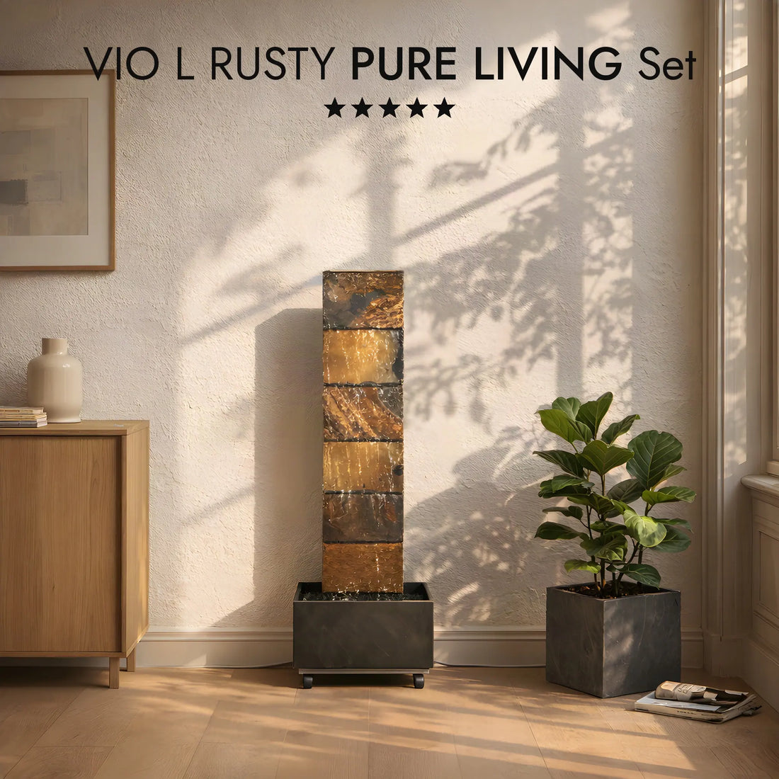 Wasserwand VIO L RUSTY PURE LIVING Set mit Rusty-Schiefer im Wohnzimmer mit Sideboard und Geigenfeige (KI-Inhalte)