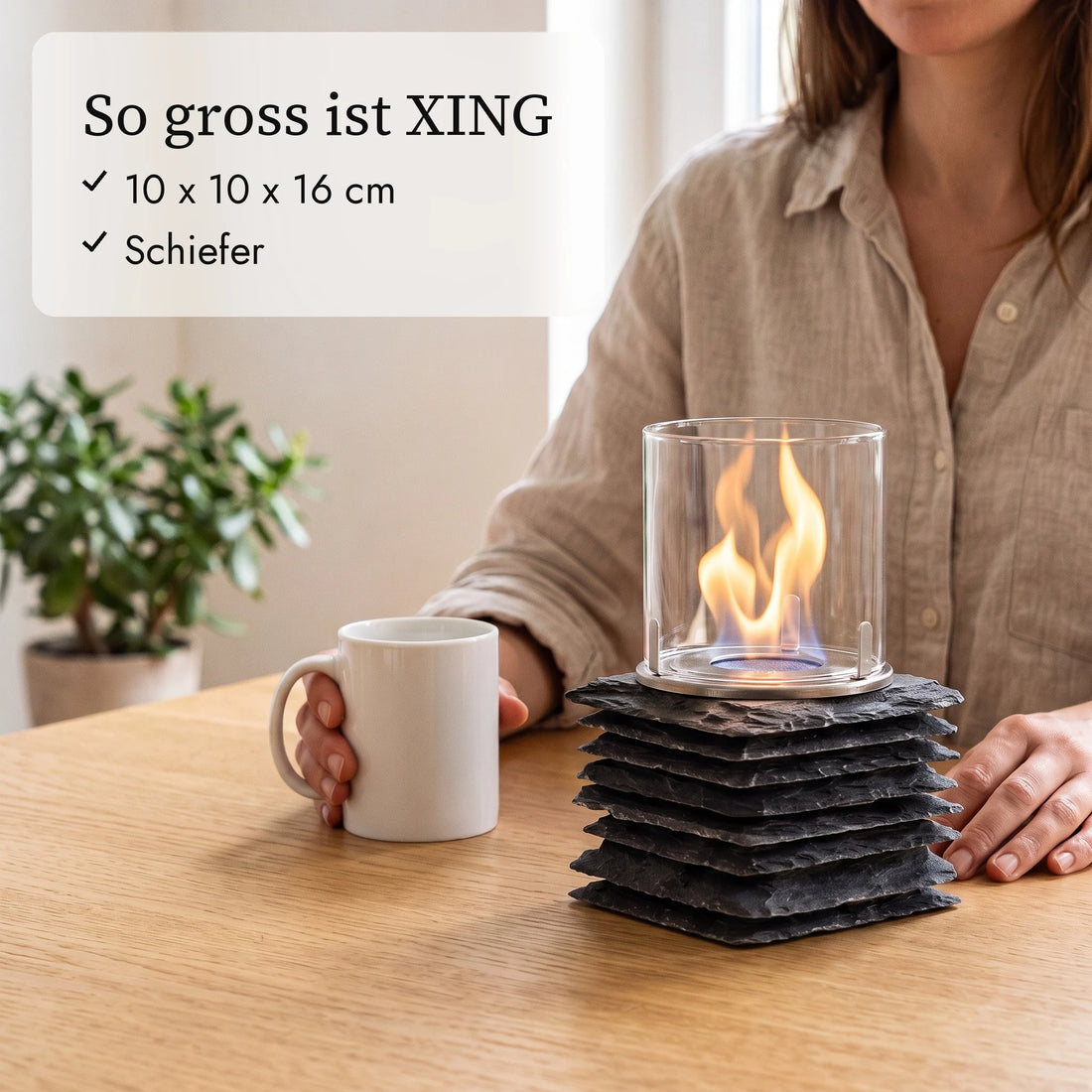 Zo groot is XING: 10 x 10 x 16 cm naast koffiekopje en hand (AI-inhoud)