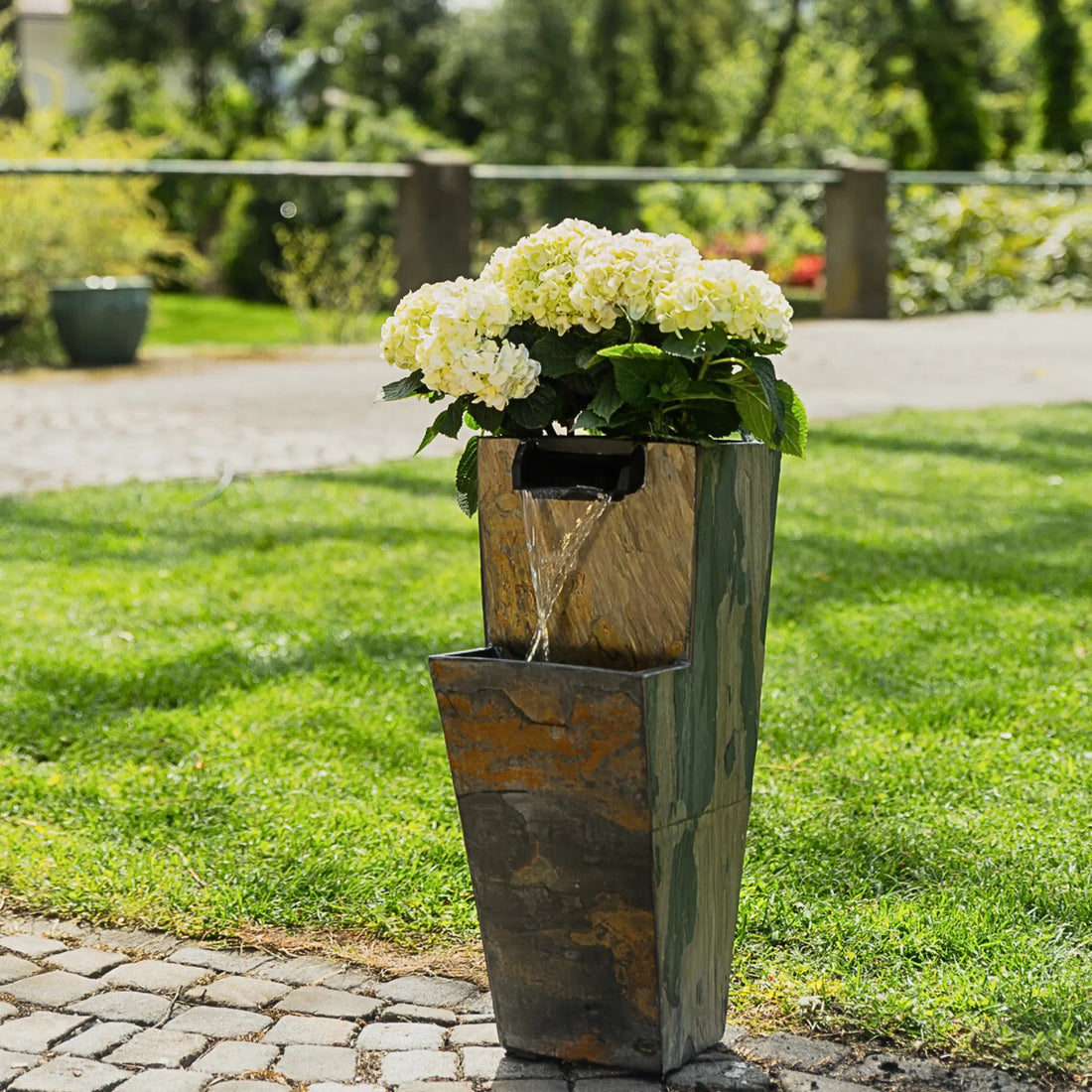 ZOE 20 – Gartenbrunnen mit Pflanzgefäss Wasserfall aus Naturschiefer Braun mit LED-Beleuchtung 28 x 21 x 53 cm 14 kg - CLIMAQUA