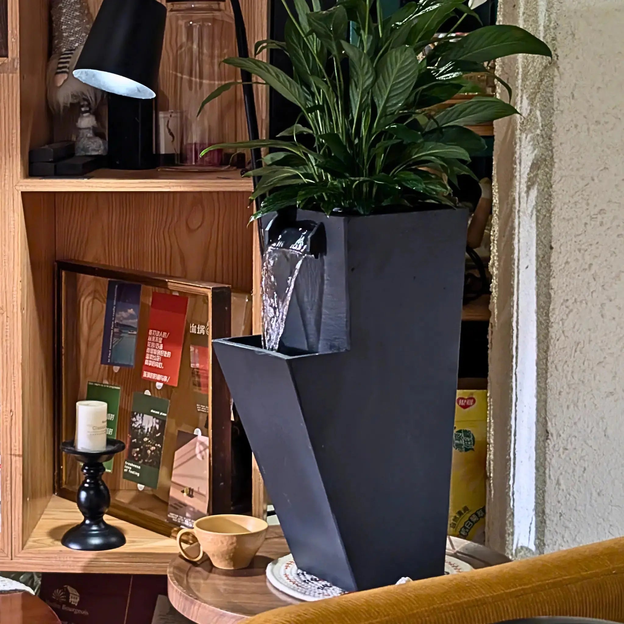 ZOE 20 Anthrazit – Gartenbrunnen mit Pflanzgefäss Wasserfall aus Naturschiefer Schwarz mit LED-Beleuchtung 28 x 21 x 53 cm 14 kg - CLIMAQUA