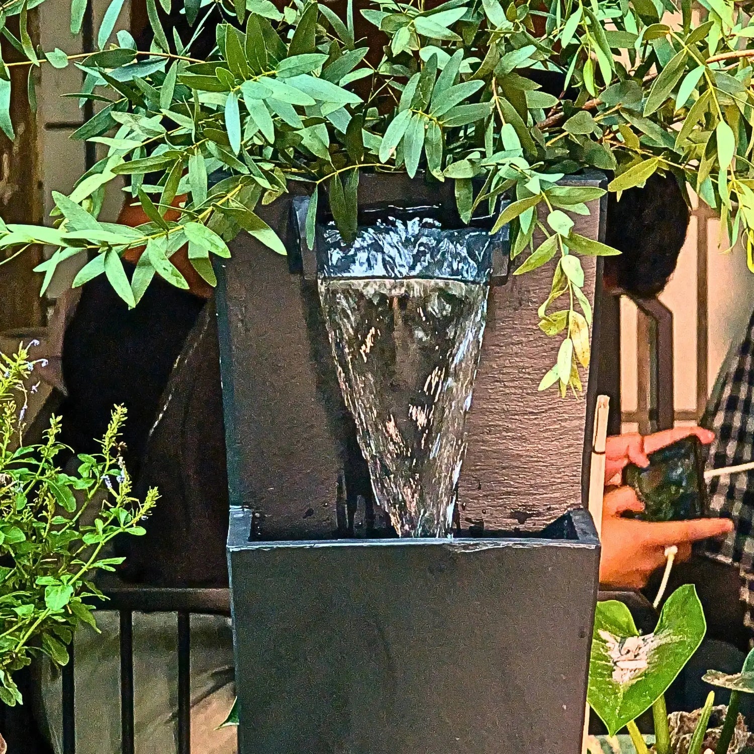 ZOE 20 Anthrazit – Gartenbrunnen mit Pflanzgefäss Wasserfall aus Naturschiefer Schwarz mit LED-Beleuchtung 28 x 21 x 53 cm 14 kg - CLIMAQUA