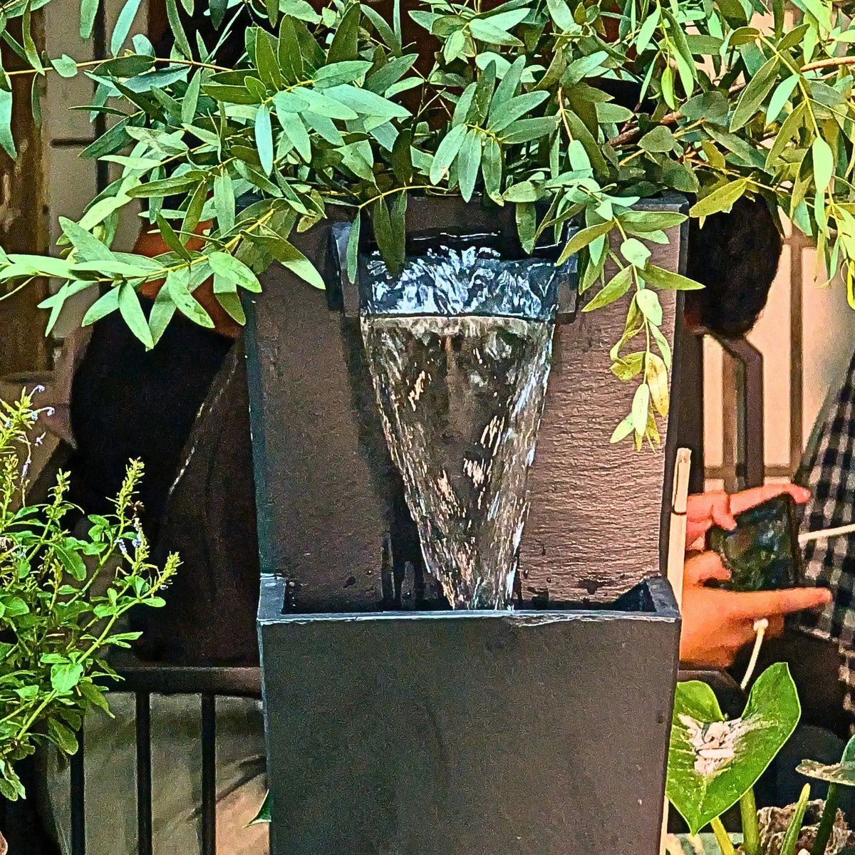 ZOE 20 Anthrazit – Gartenbrunnen mit Pflanzgefäss Wasserfall aus Naturschiefer Schwarz mit LED-Beleuchtung 28 x 21 x 53 cm 14 kg - CLIMAQUA
